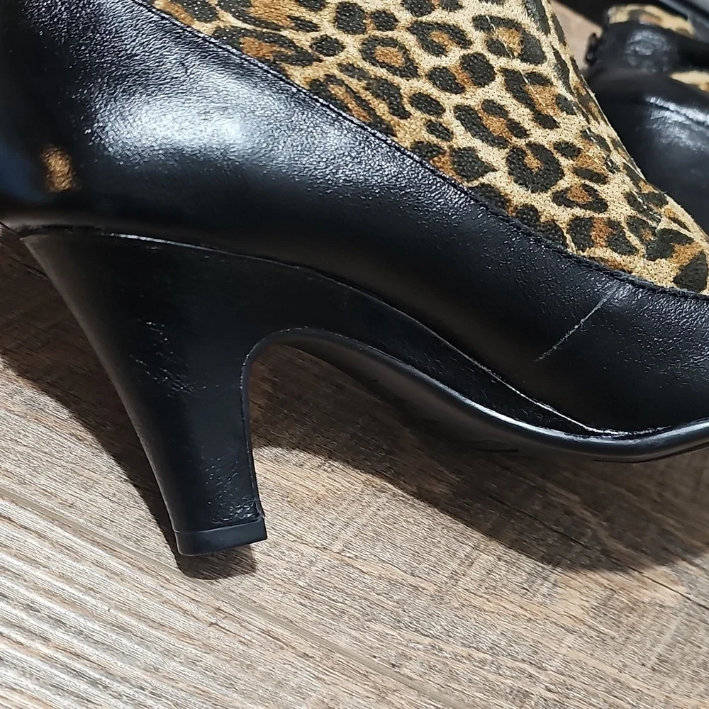 AEROSOLES Leopard Print Zippered Ankle Booties Size 8